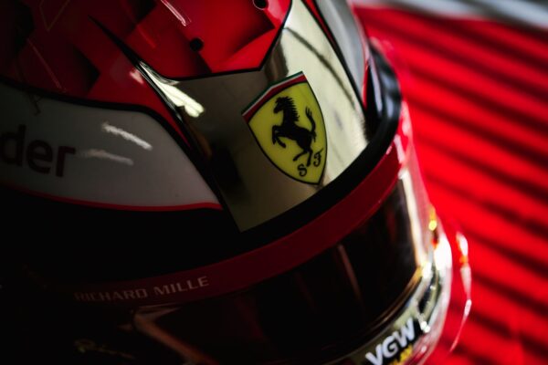 Le casque spécial de Leclerc à Suzuka 2024 en hommage à Bianchi