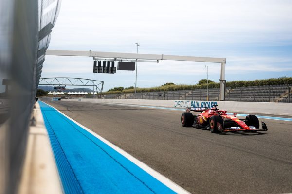 Carlos Sainz en test au Circuit Paul Ricard pour Pirelli