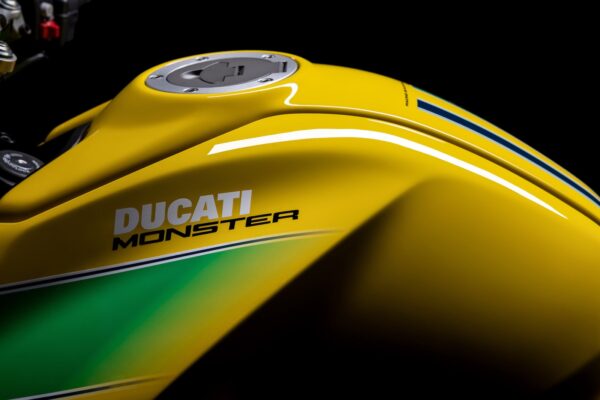 Ducati rend hommage à Ayrton Senna avec une Monster collector