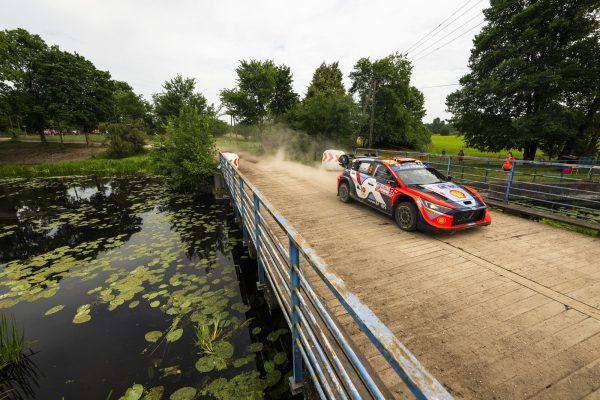 Pologne, ES8 : Mikkelsen devant, des spectateurs imprudents !