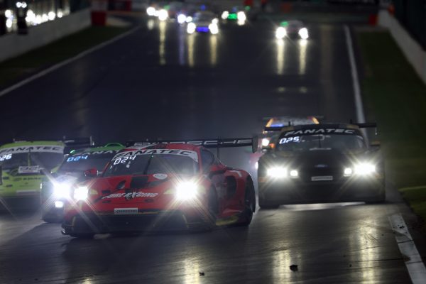24 Heures de Spa, H+16 : Porsche émerge en tête !