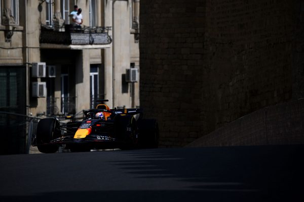 Azerbaïdjan, EL1 : Verstappen au top, Leclerc dans le mur