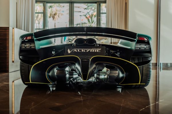 Alonso réceptionne son Aston Martin Valkyrie