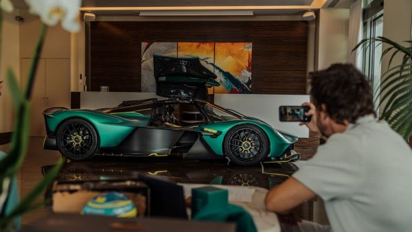 Alonso réceptionne son Aston Martin Valkyrie