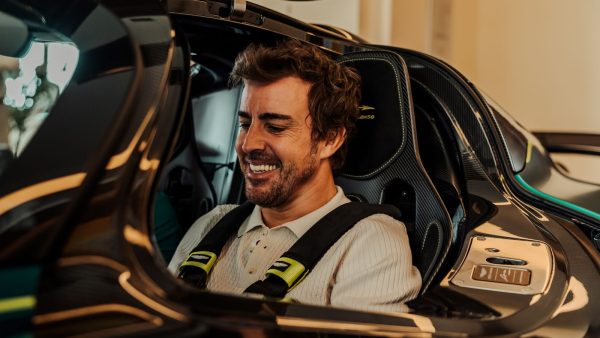 Alonso réceptionne son Aston Martin Valkyrie