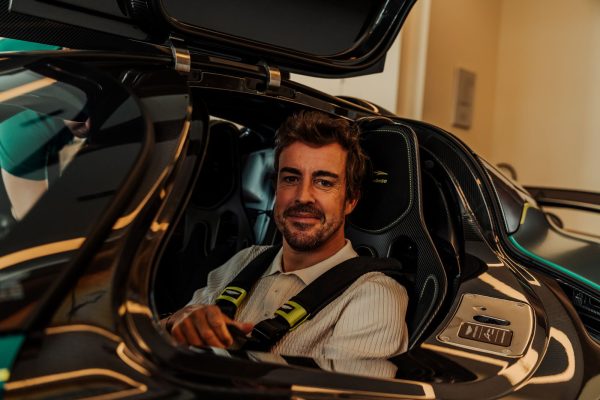 Alonso réceptionne son Aston Martin Valkyrie