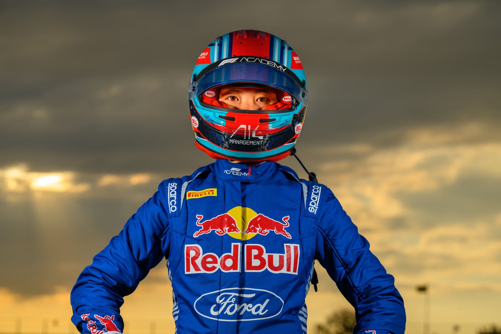 Chloe Chambers, casquée, avec une combinaison aux couleurs de Red Bull Ford.