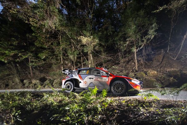 Japon, ES16 : Tänak mène, Neuville tutoie le sacre mondial