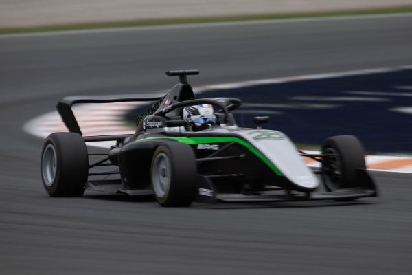 F1 Academy : une Doriane Pin intraitable empoche les deux pole positions