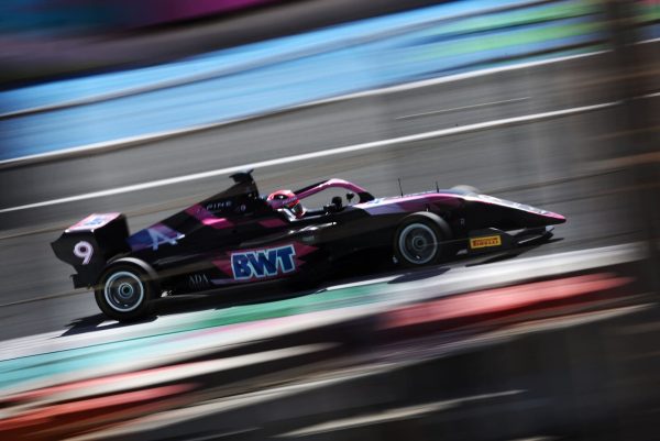 F1 Academy : Abbi Pulling et Maya Weug s'imposent à Abu Dhabi