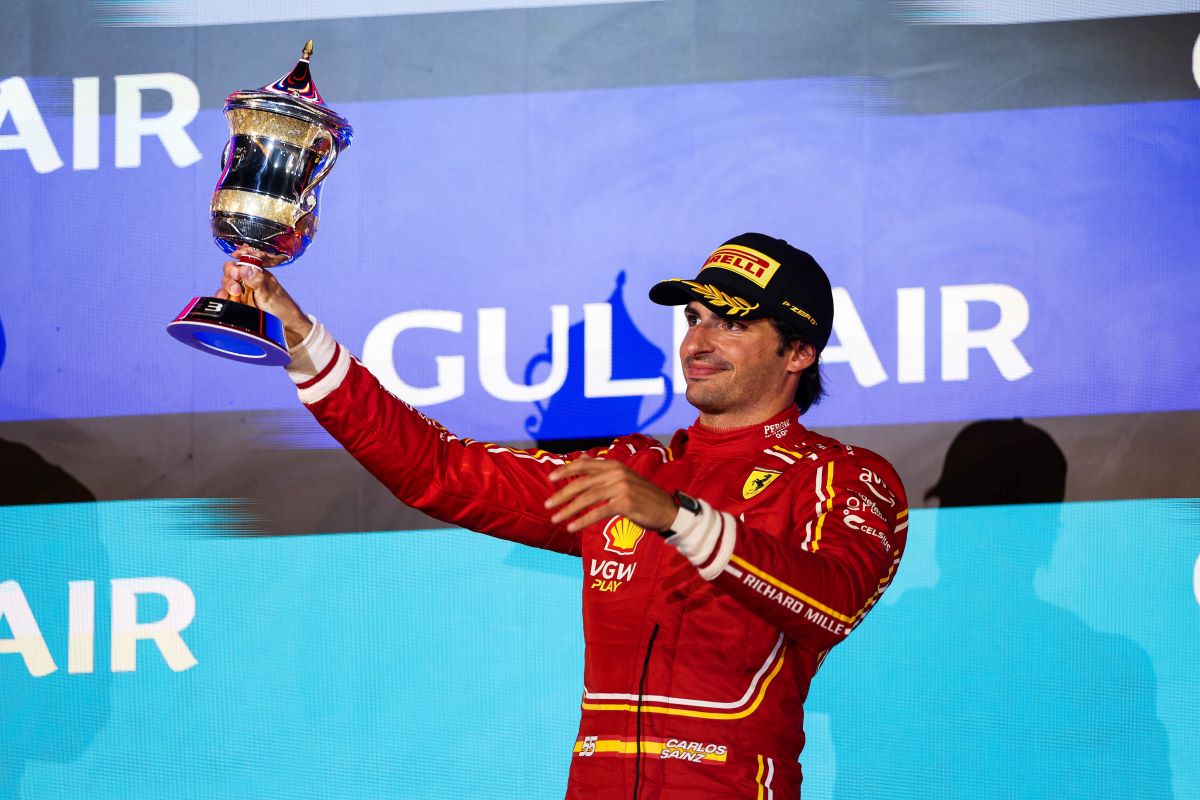 Carlos Sainz sur le podium à Bahrein en 2024