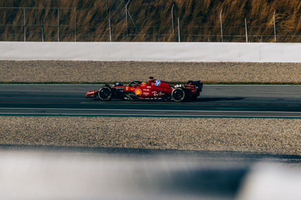 Sortie de piste sans gravité pour Hamilton en test à Barcelone