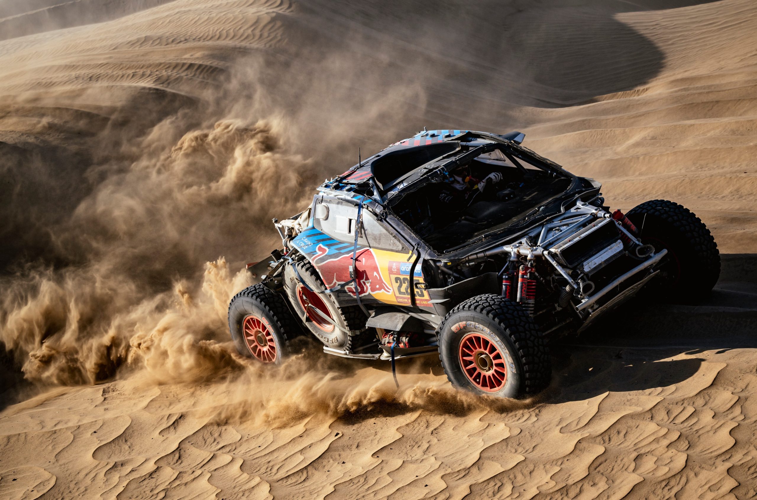 Carlos Sainz au volant des restes de son Raptor dans l'étape 2