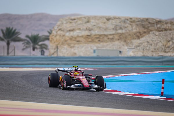 Essais F1 Bahreïn 2, mi-journée : Hamilton le plus rapide après la pluie