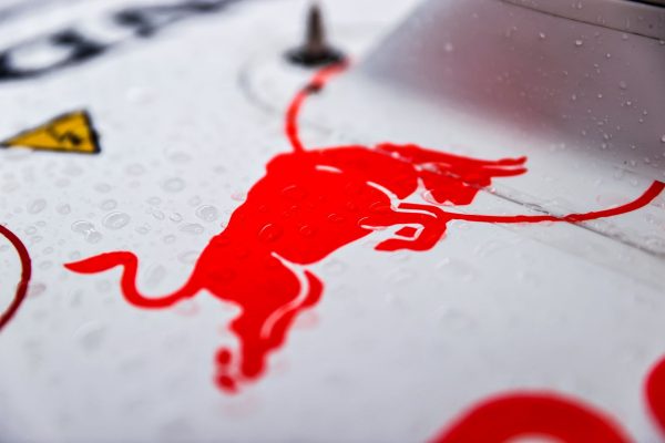 Red Bull avec une livrée blanche hommage pour Honda à Suzuka