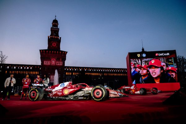 La Scuderia Ferrari en communion avec ses fans à Milan