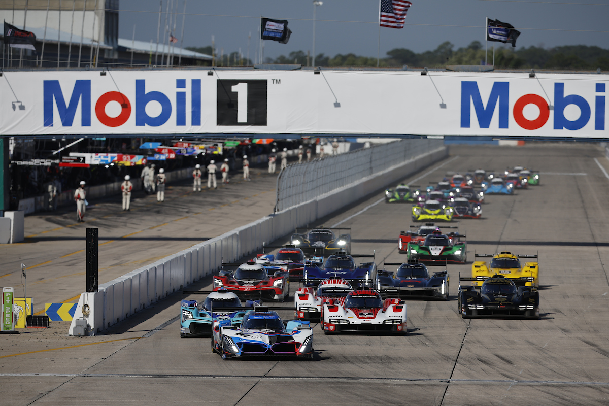 #24: BMW M Team RLL, BMW M Hybrid V8, GTP: Philipp Eng, Dries Vanthoor, Kevin Magnussen leads at the start