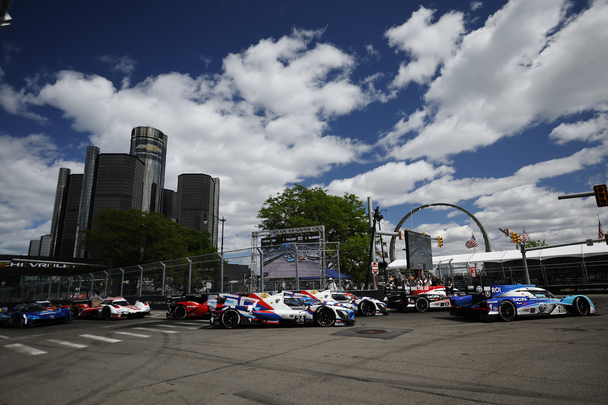 #60: Acura Meyer Shank Racing w/Curb Agajanian, Acura ARX-06, GTP: Tom Blomqvist, Colin Braun, #93: Acura Meyer Shank Racing w/Curb Agajanian, Acura ARX-06, GTP: Renger van der Zande, Nick Yelloly lead at the start
