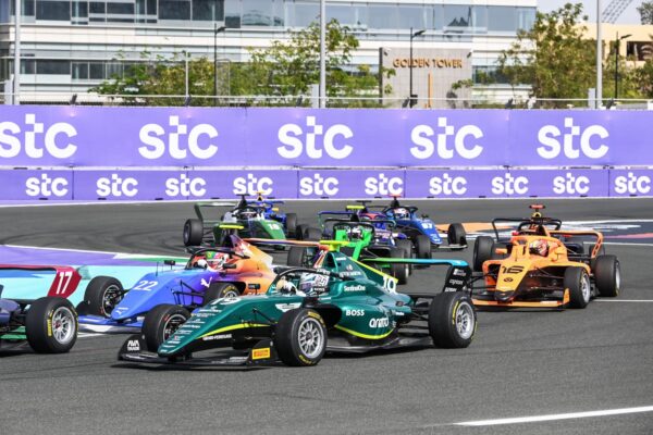 Des monoplaces de F1 Academy en piste lors d'une course.