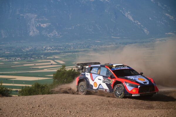 Acropole, ES1 : Ogier et Tänak à égalité
