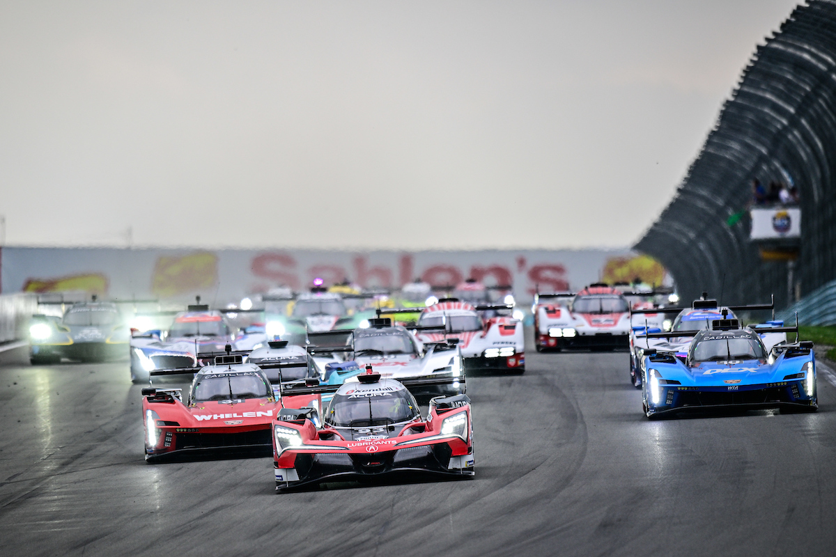 GTP Start, #93: Acura Meyer Shank Racing w/Curb Agajanian, Acura ARX-06, GTP: Renger van der Zande, Nick Yelloly, Kaku Ohta