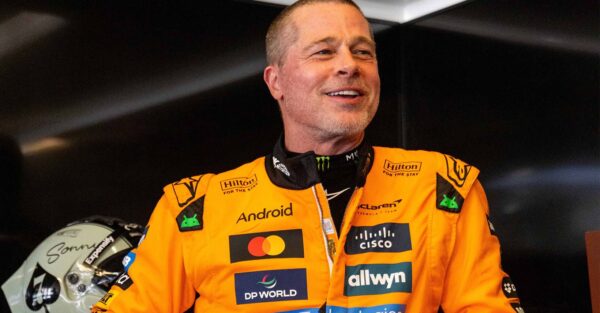 Brad Pitt au volant de la McLaren de 2023 au Texas