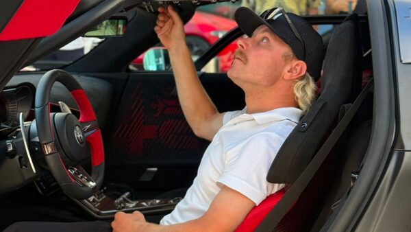 Bottas prend possession de son Alfa Romeo 33 Stradale