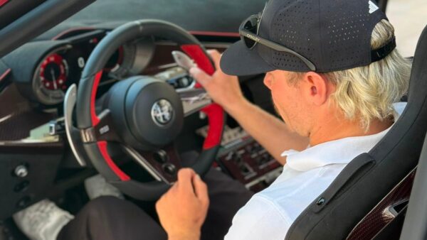 Bottas prend possession de son Alfa Romeo 33 Stradale