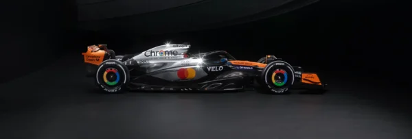 McLaren avec une livrée chromée à Silverstone