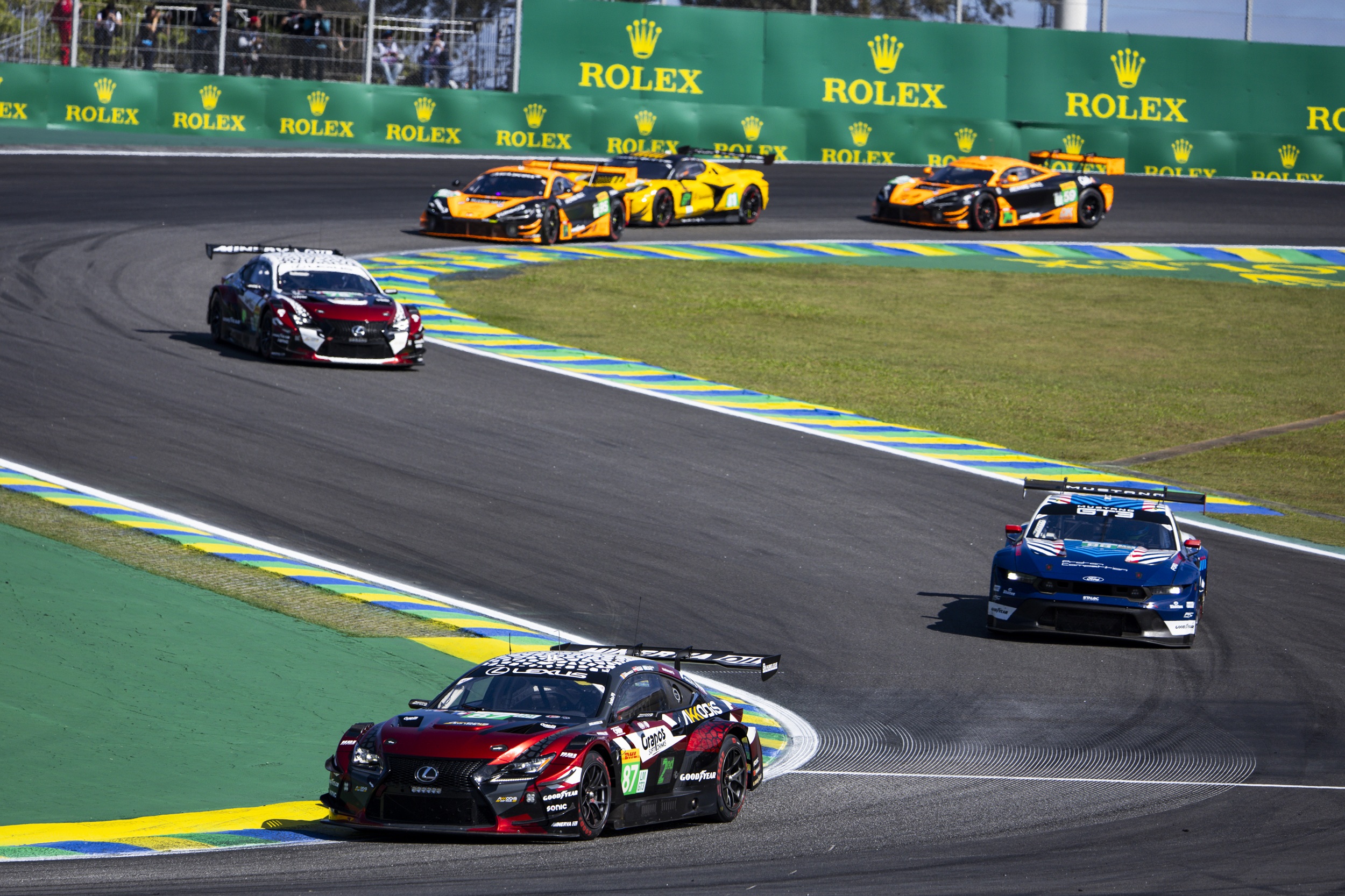 La Lexus N°87 plus loin derrière le duel Porsche-Cadillac.
