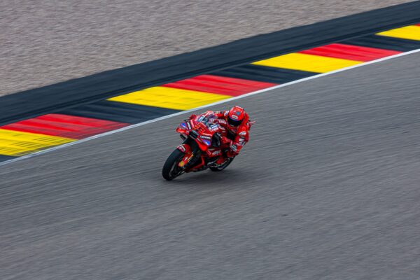 GP d'Allemagne 2025, Qualifs : Marc Márquez sous la pluie devant Johann Zarco