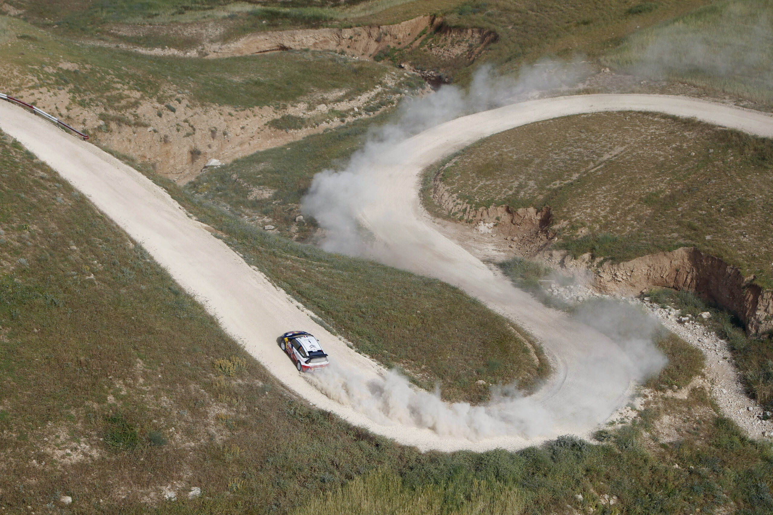Sébastien Loeb (Citroën C4 WRC) et Herman Gassner (Skoda Fabia S2000) sur les spéciales du Rallye de Jordanie 2010 et 2011