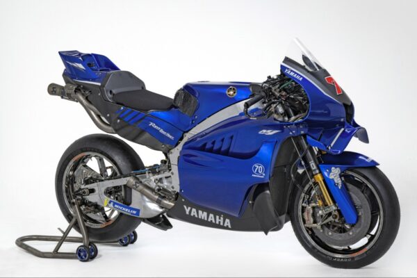 Yamaha dévoile YZR-M1 avec le moteur V4