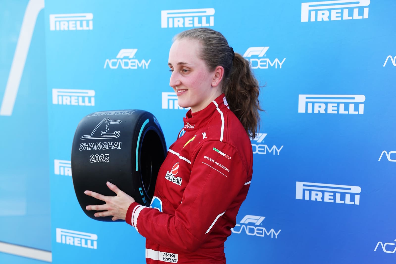 Maya Weug avec le trophée de la pole position lors du meeting de Shanghai en 2025.