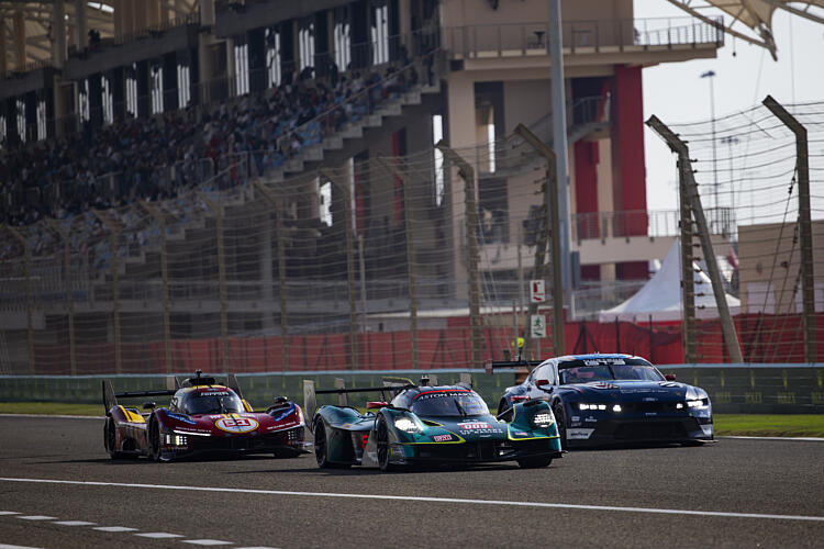 009 RIBERAS Alex (spa), SORENSEN Marco (dnk), DE ANGELIS Roman (can), Aston Martin THOR Team, Aston Martin Valkyrie #009, Hypercar, action during the 8 Hours of Fuji 2025, 8th round of the 2025 FIA World Endurance Championship, from November 6 to 8, 2025 on the Bahrain International Circuit in Sakhir, Bahrain - Photo Julien Delfosse / DPPI