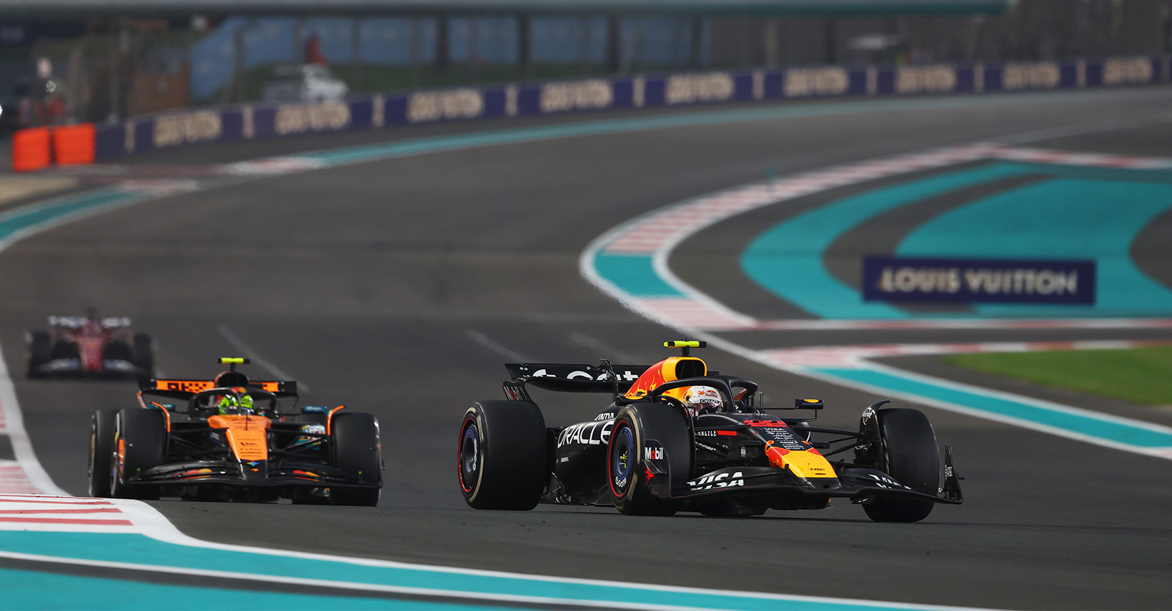 Tsunoda défend sur Norris, Abu Dhabi 2025