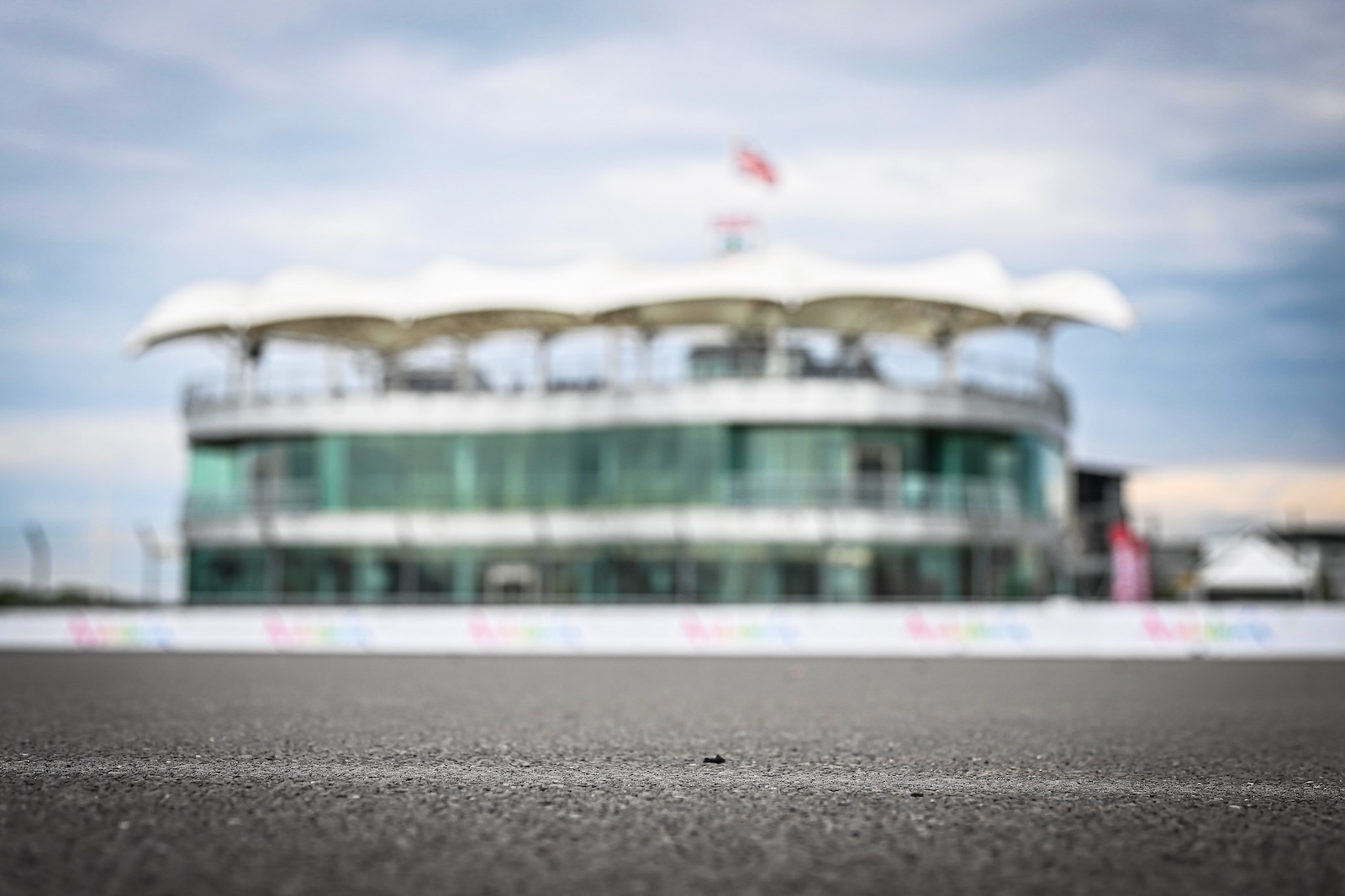 Batiment sur le circuit de Silverstone