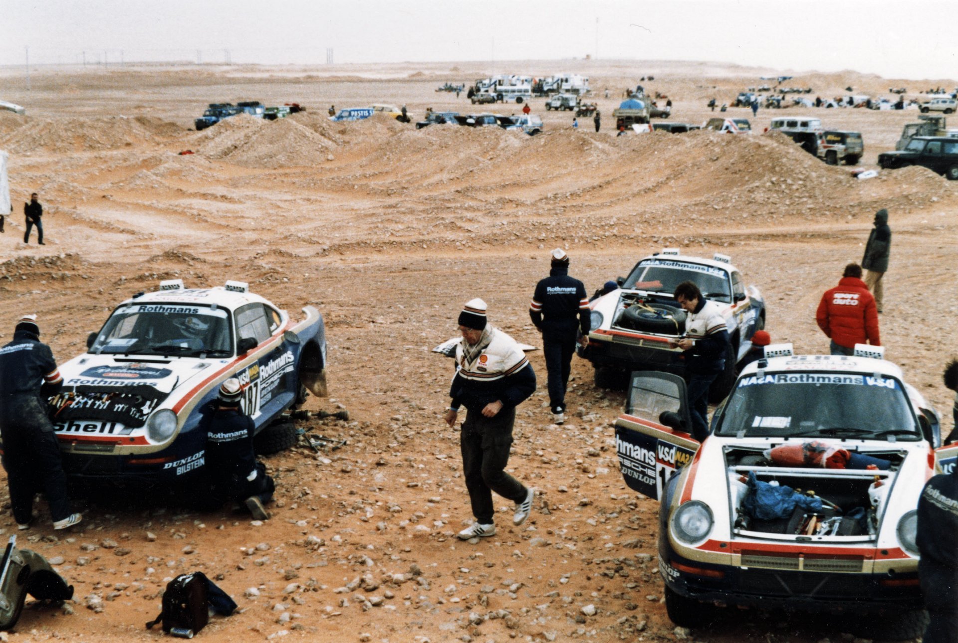 Le bivouac du Dakar 1986 avec les Porsche 959