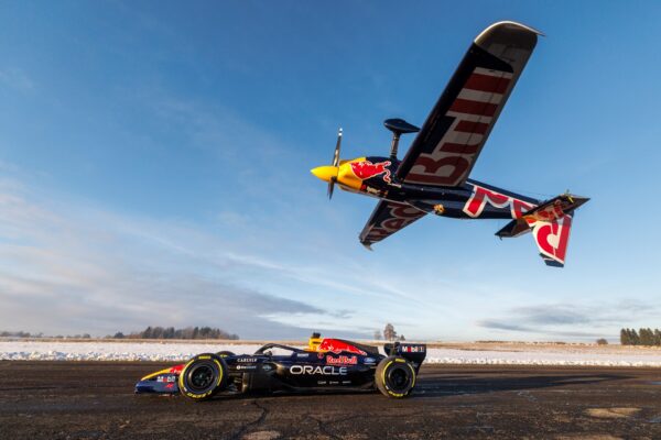 Le pilote Martin Sonka dévoile la Red Bull RB22