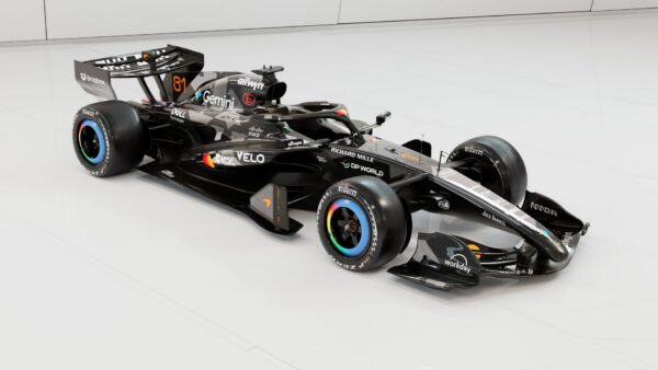 McLaren avec une livrée spéciale pour le Shakedown Barcelone