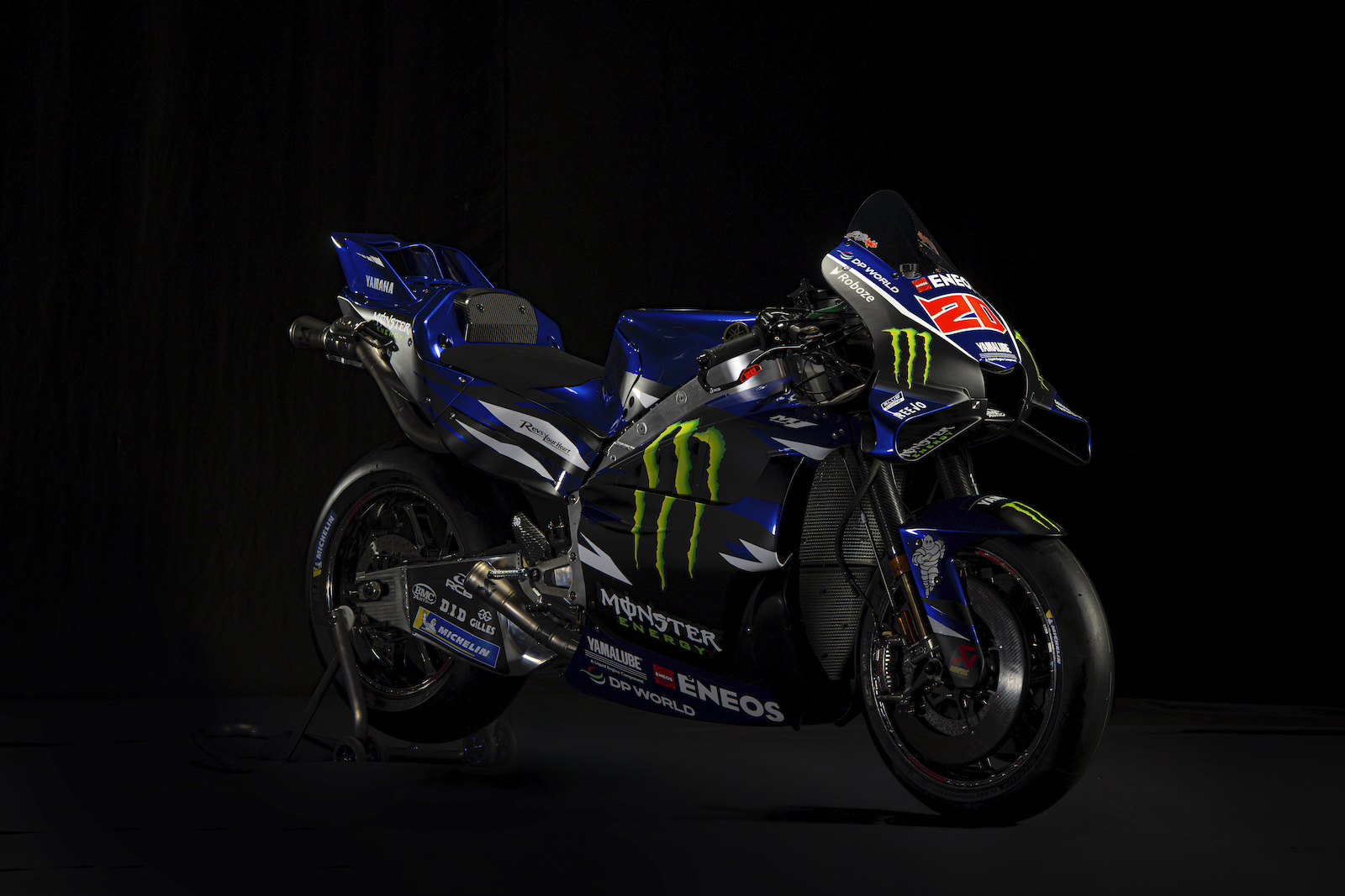 Yamaha MotoGP 2026 sur fond noir