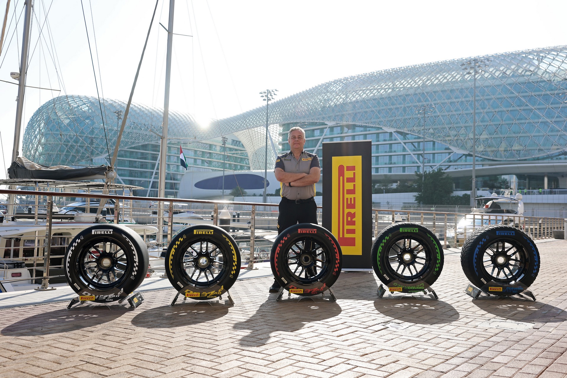 Mario Isola à Abu Dhabi 2025 avec la gamme Pirelli 2026
