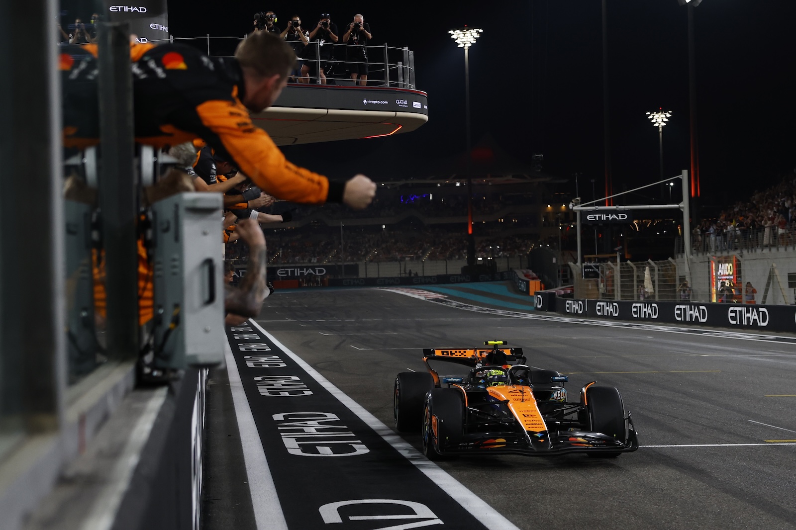 McLaren devant la monoplace de Lando Norris Abu Dhabi