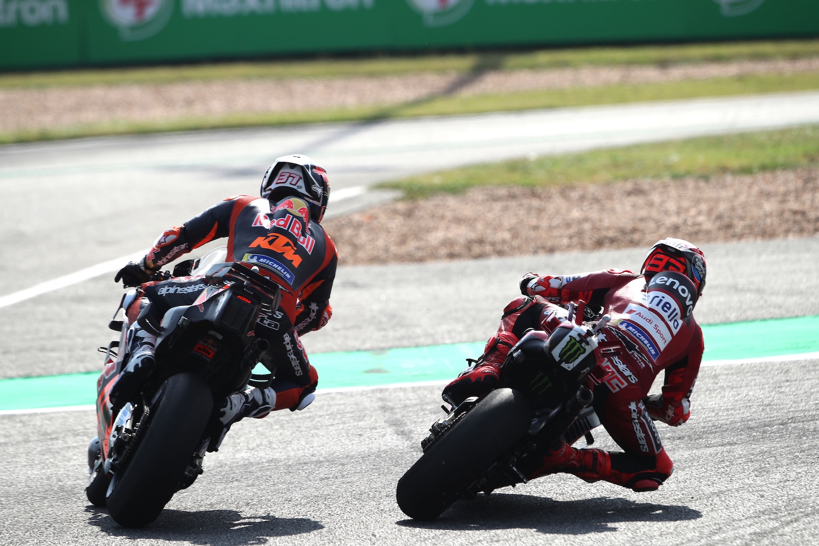 Pedro Acosta et Marc Marquez sur le circuit de Buriram en Thailande