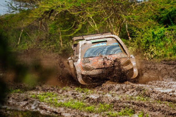 Kenya, ES13 : Solberg résiste, Evans arrache une roue !