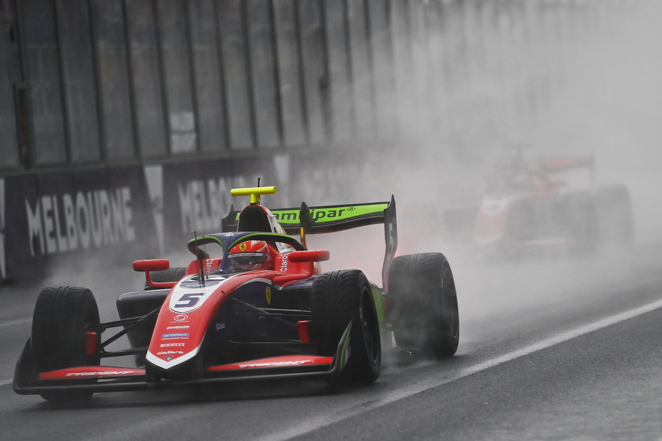 Rafael Camara au volant de sa monoplace rouge et blanche, les projections de pluie empêche de voir la monoplace derrière lui