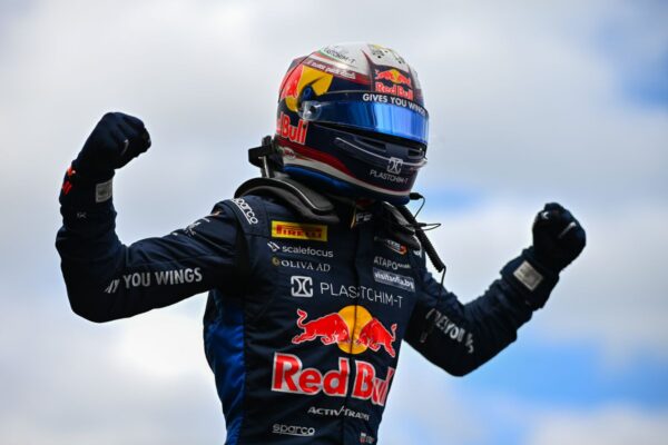 Joshua Duerksen et Nikola Tsolov remportent les courses de FIA F2 à Melbourne