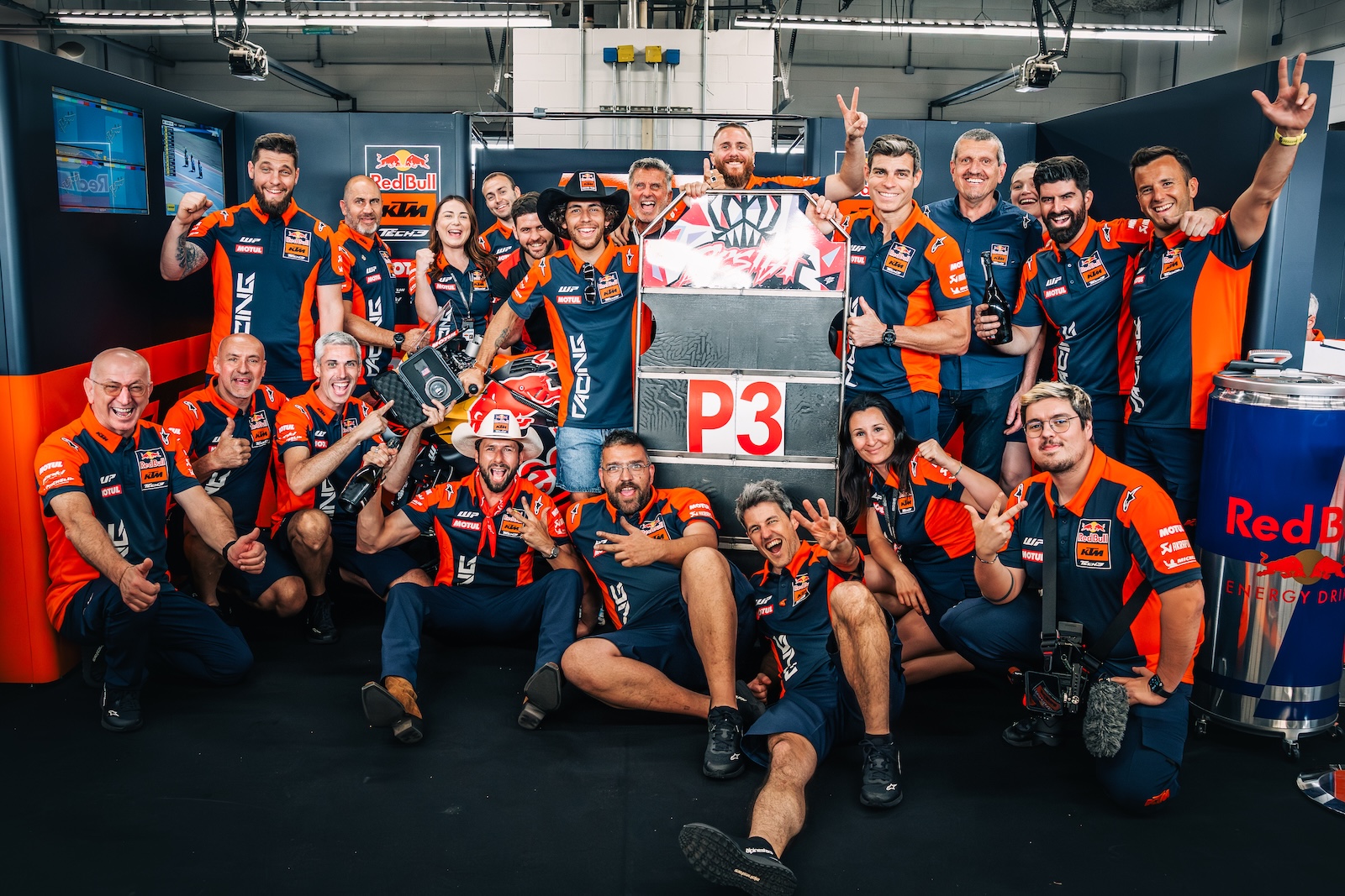 Tech3 celebrant le podium Enea Bastianini