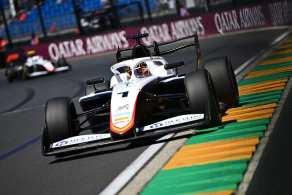 Théophile Naël réalise la pole position à Melbourne en FIA F3