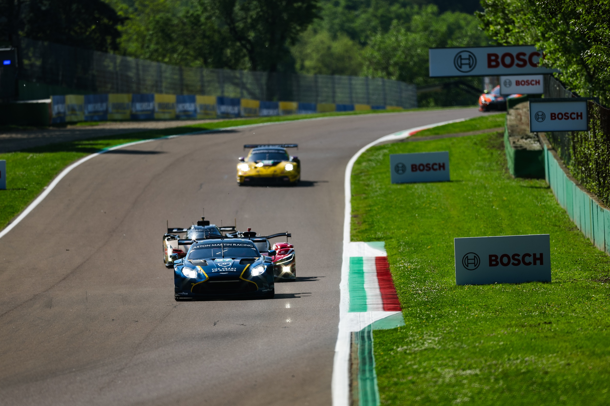 Aston Martin N°27 dans le trafic avec la Ferrari Hypercar.